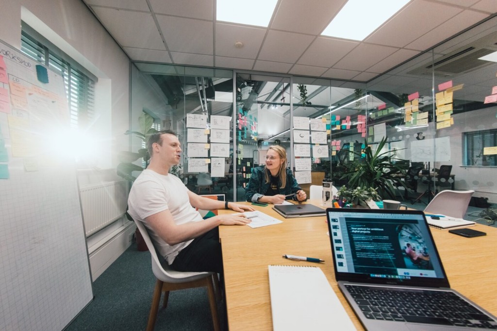 mmtm team collaborating at a workspace during a software discovery session